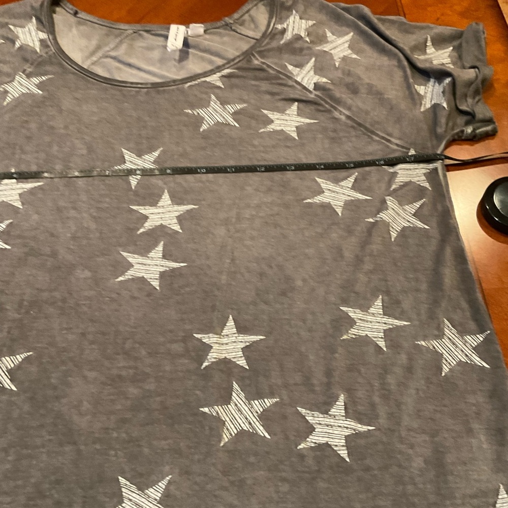 Cable & Gage lightweight, Semi Sheer Top, grey with white stars, short sleeves - Picture 8 of 8